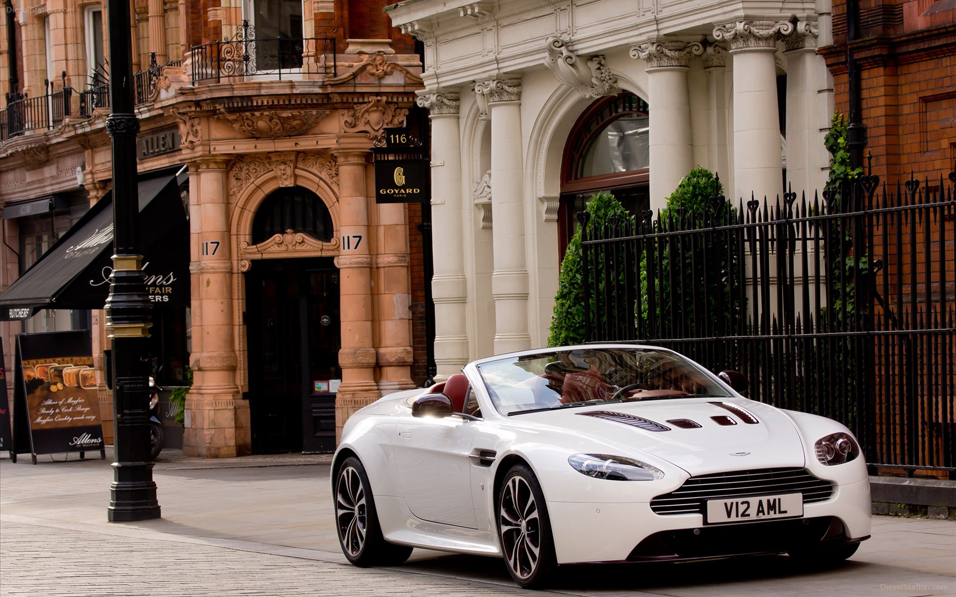 Aston Martin V12 Vantage Roadster 2013